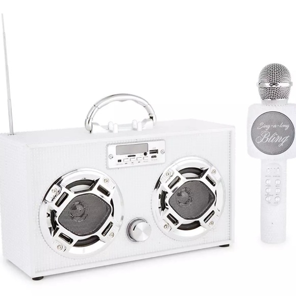 New in box Couture-Pearl collection. This retro-inspired boombox - Picture 1 of 5